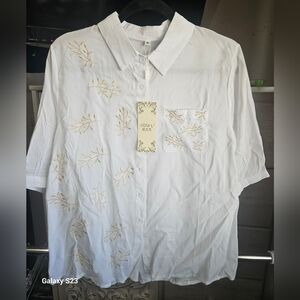 KOMIL- WOMENS XL SHORT SLEEVE BUTTON UP TOP WITH POCKET WITH GOLD EMBROIDERY
